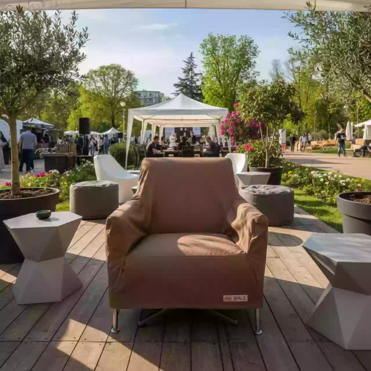 Аренда Чехол Е03 на стул Eames коричневый в парке «Ривьера» — ART SPACE