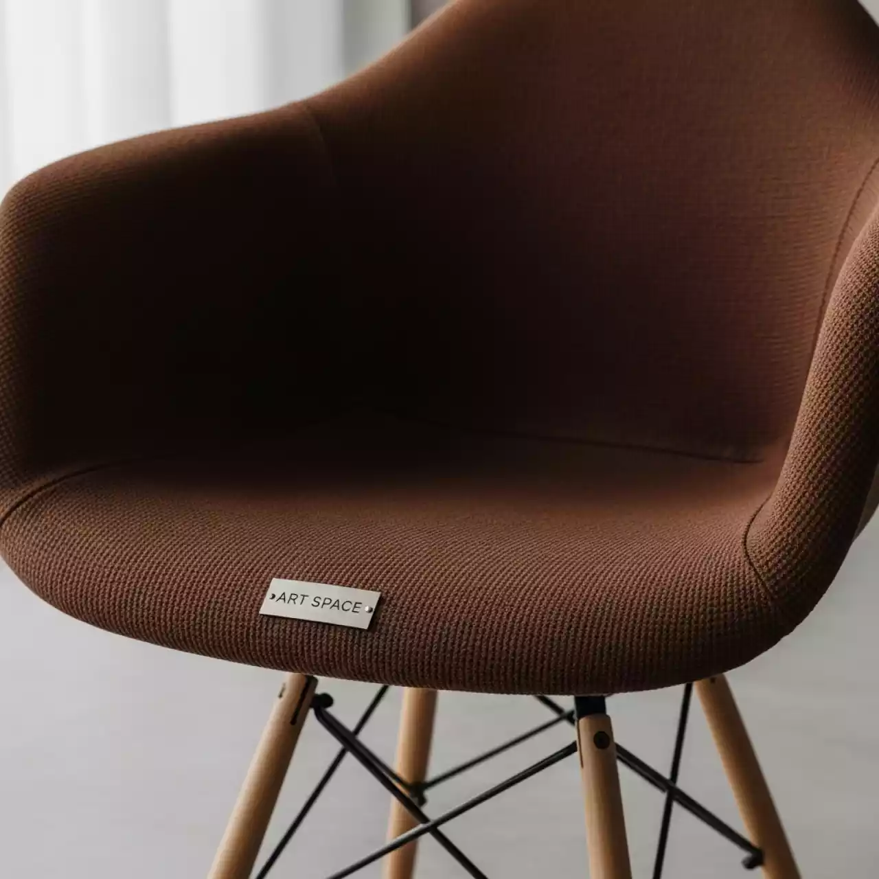 Аренда Чехол E04 для стула Eames коричневый на Имеретинской набережной — ART SPACE