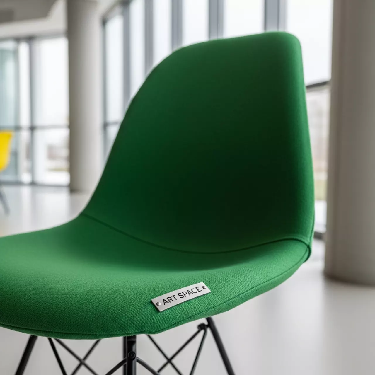 Аренда Чехол Е04 на стул Eames зеленый в Университете «Сириус» — ART SPACE
