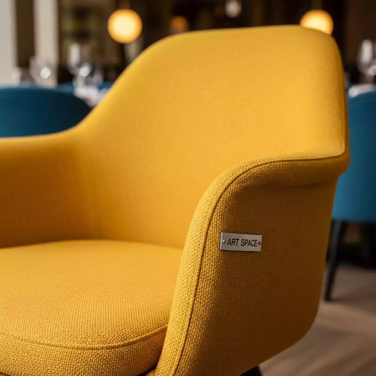 Аренда Чехол E06 для стула Eames горчичный в ресторане «Brunello» — ART SPACE