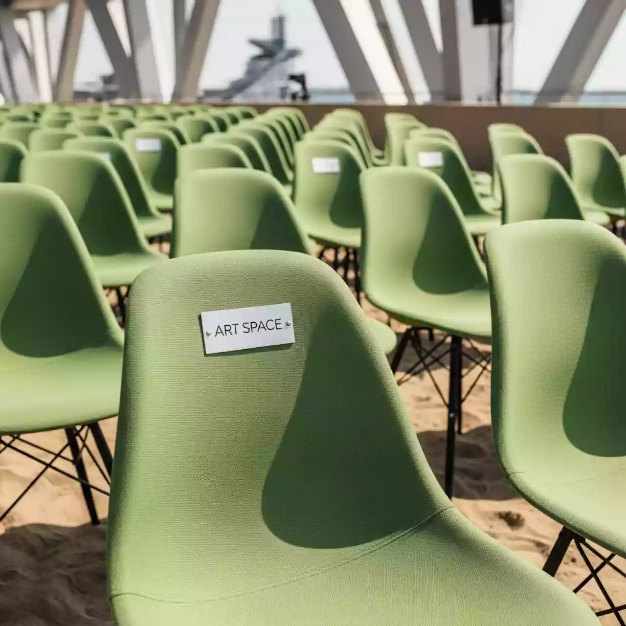 Аренда Чехол Е 06 на стул Eames фисташковый на пляже «Мандарин» — ART SPACE