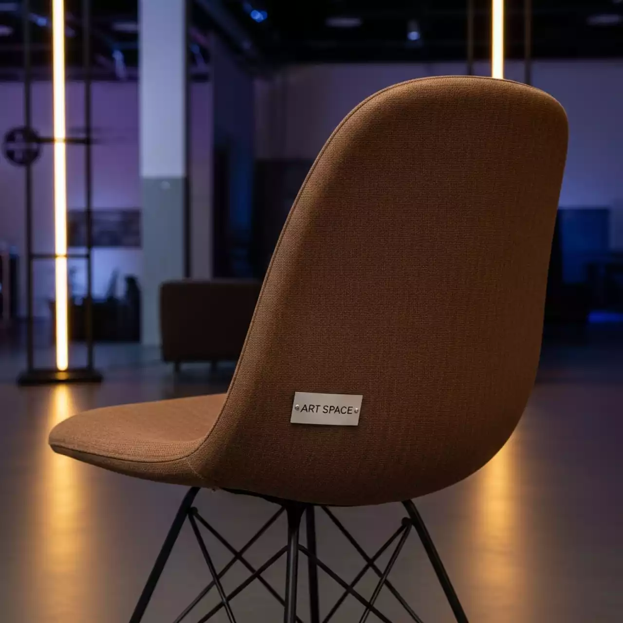 Аренда Чехол Е 06 на стул Eames коричневый в Сириус Арене — ART SPACE