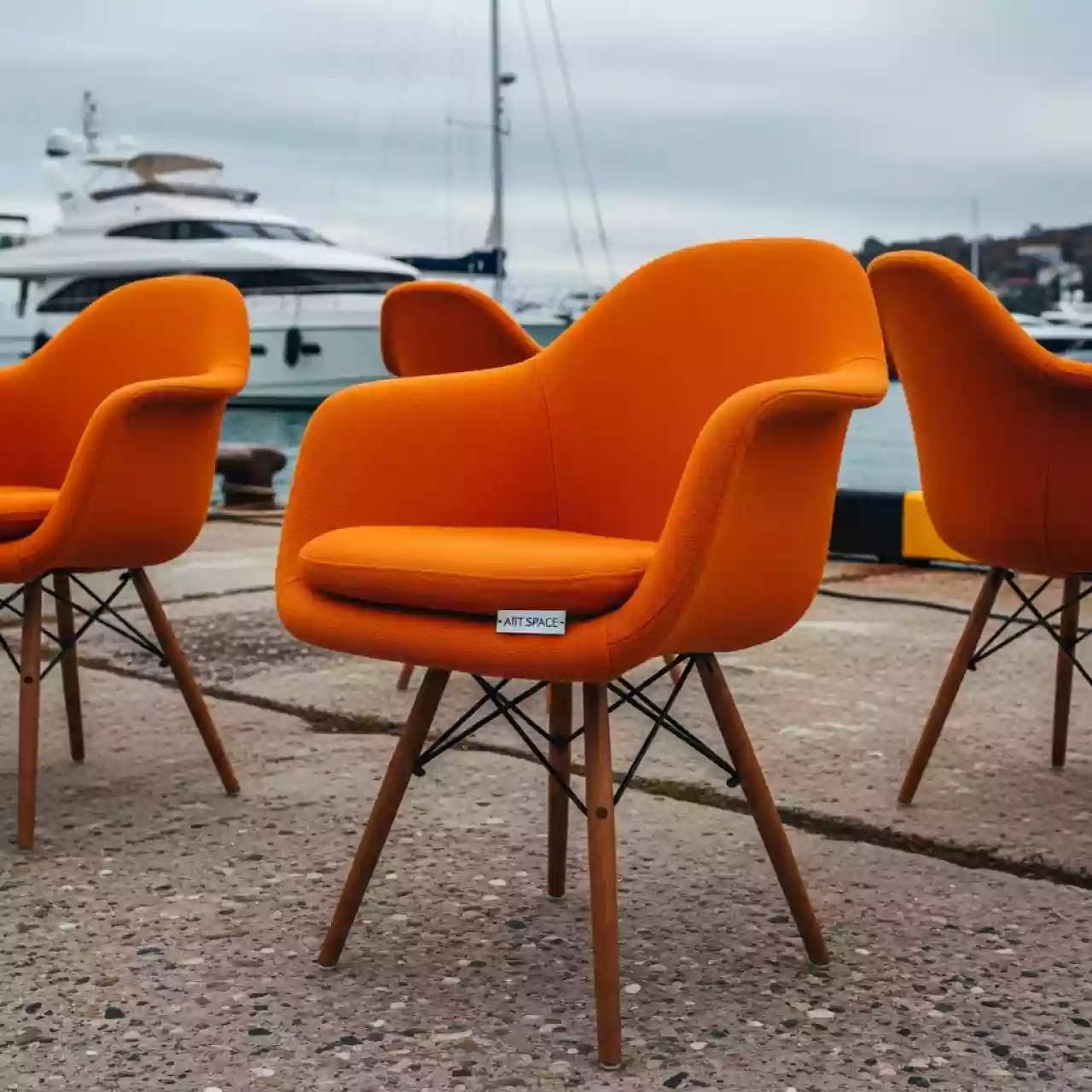 Аренда Чехол Е 06 на стул Eames оранжевый на парусной регате (Сочи) — ART SPACE