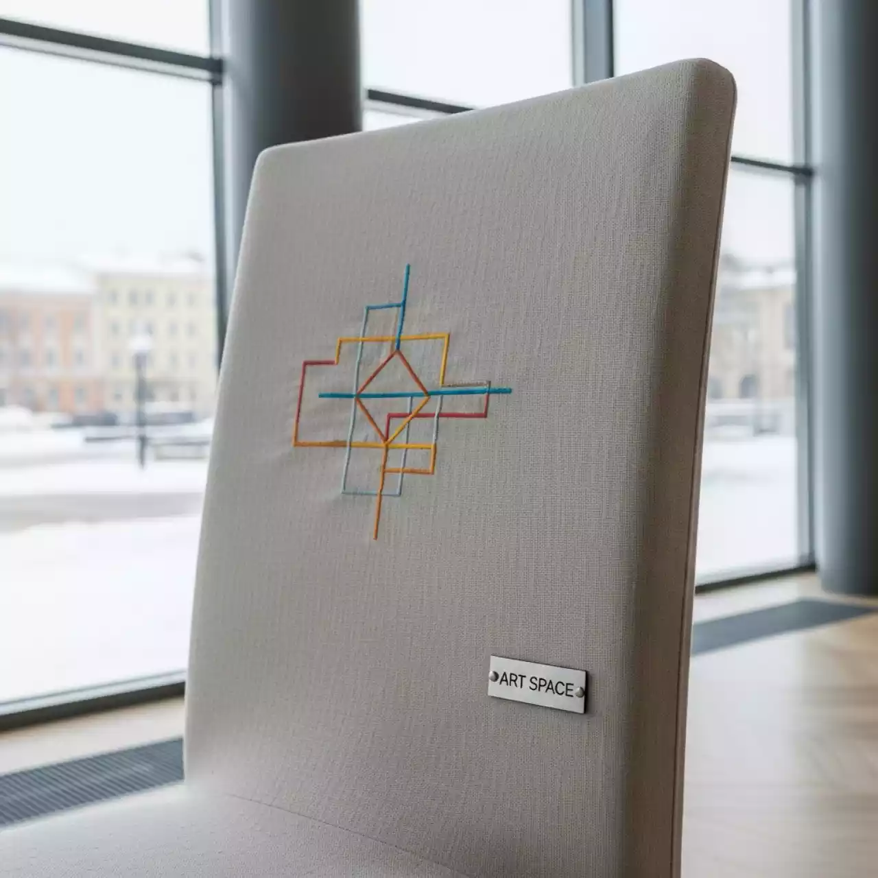 Аренда Чехол из льна с декором на Медальной площади — ART SPACE