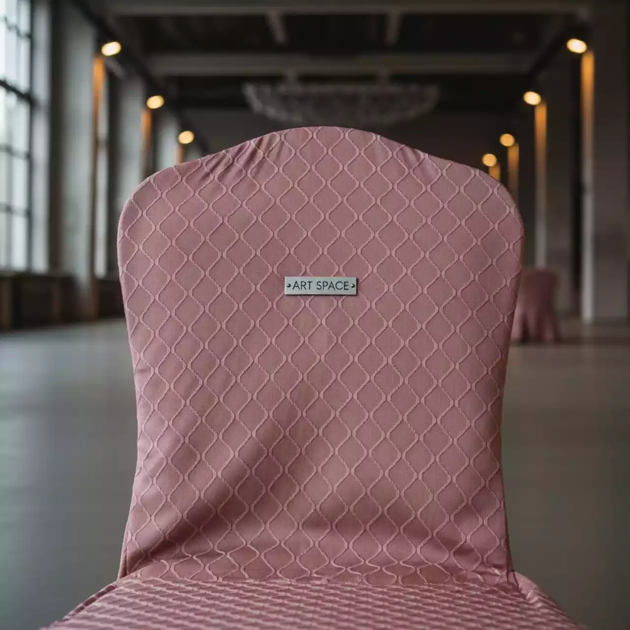 Аренда Чехол на стул Frankfurt мелкий ромб пыльная роза в конгресс-холле отеля Жемчужина — ART SPACE