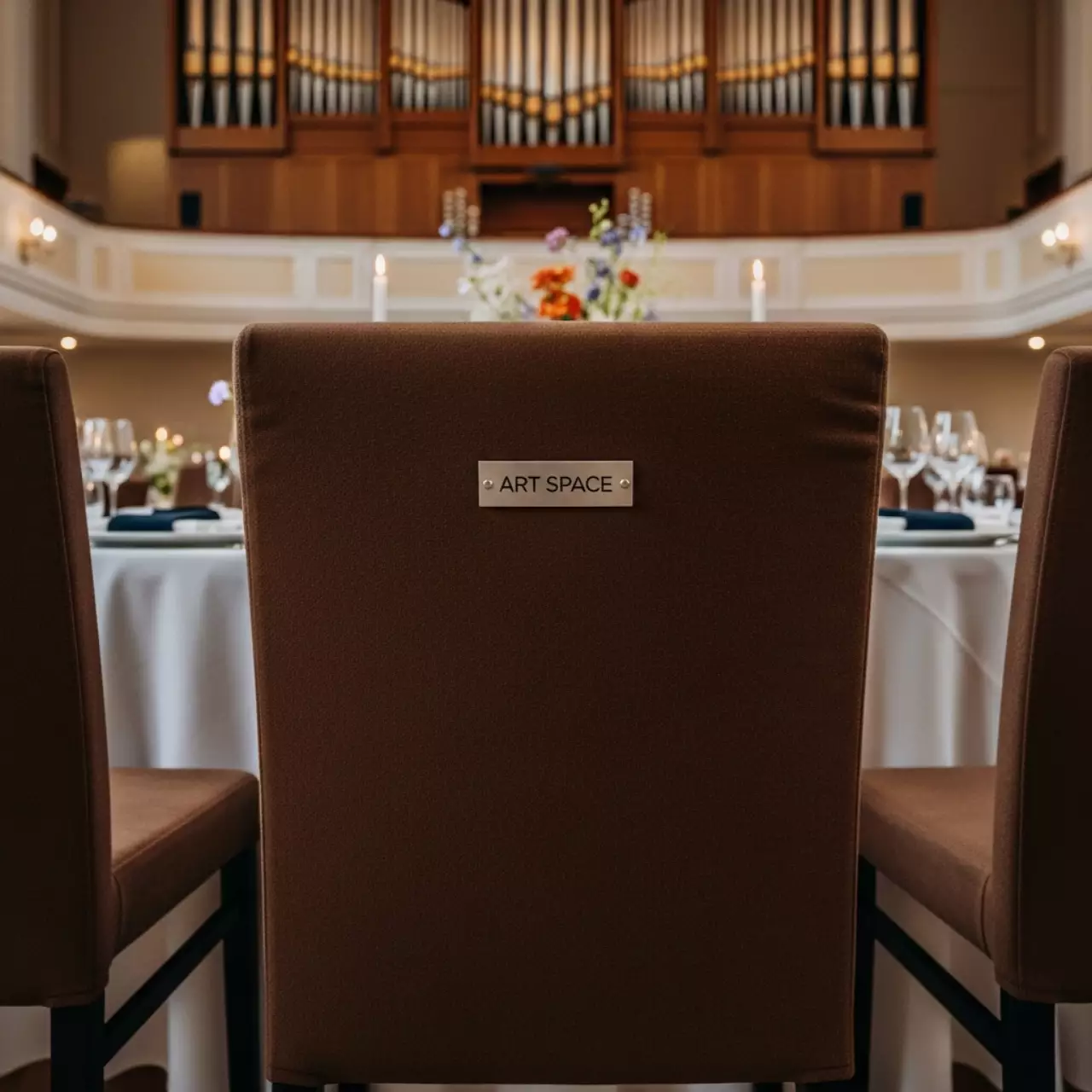 Аренда Чехол на стул со спинкой Chilly коричневый в Зале органной и камерной музыки — ART SPACE