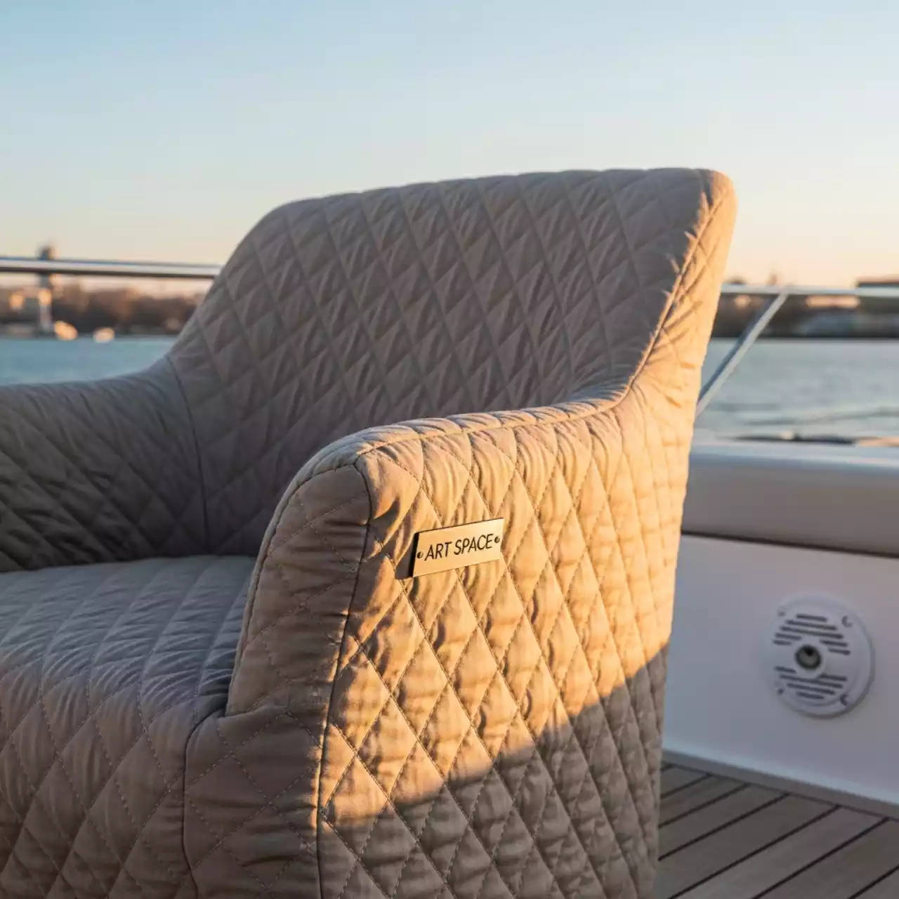 Аренда Чехол на стул со спинкой Chilly крупная прострочка бежевый на VIP-яхте (Имеретинский порт) — ART SPACE