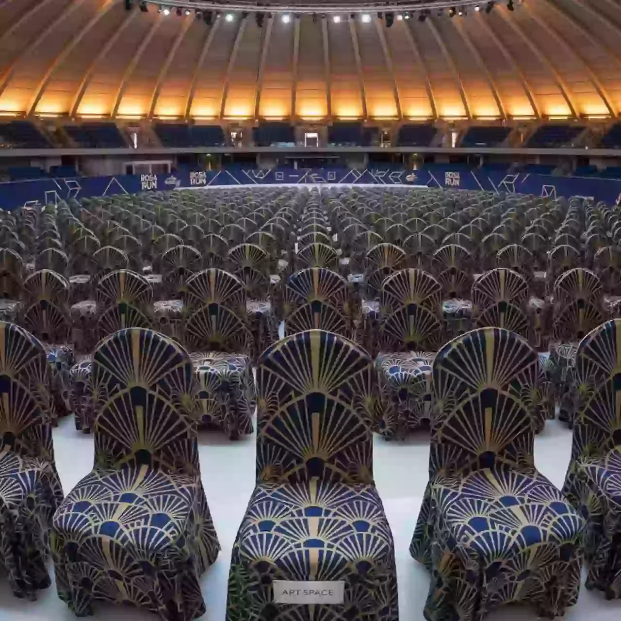 Аренда Чехол на стул универсальный в ледовом дворце «Большой» — ART SPACE