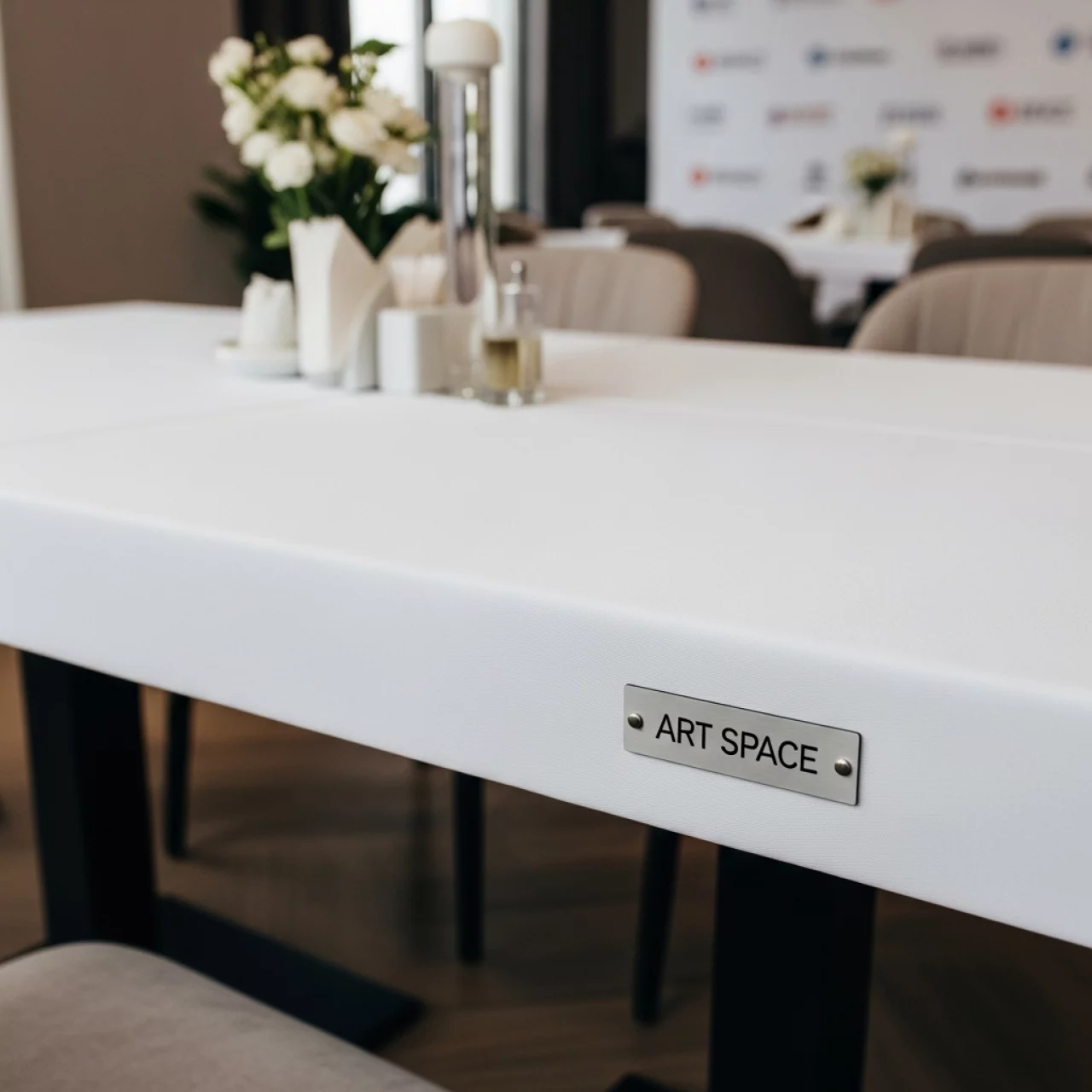 Аренда Чехол стрейч бифлекс для прямоугольного стола 180х80 см белый в ресторане «Высота 5642» — ART SPACE