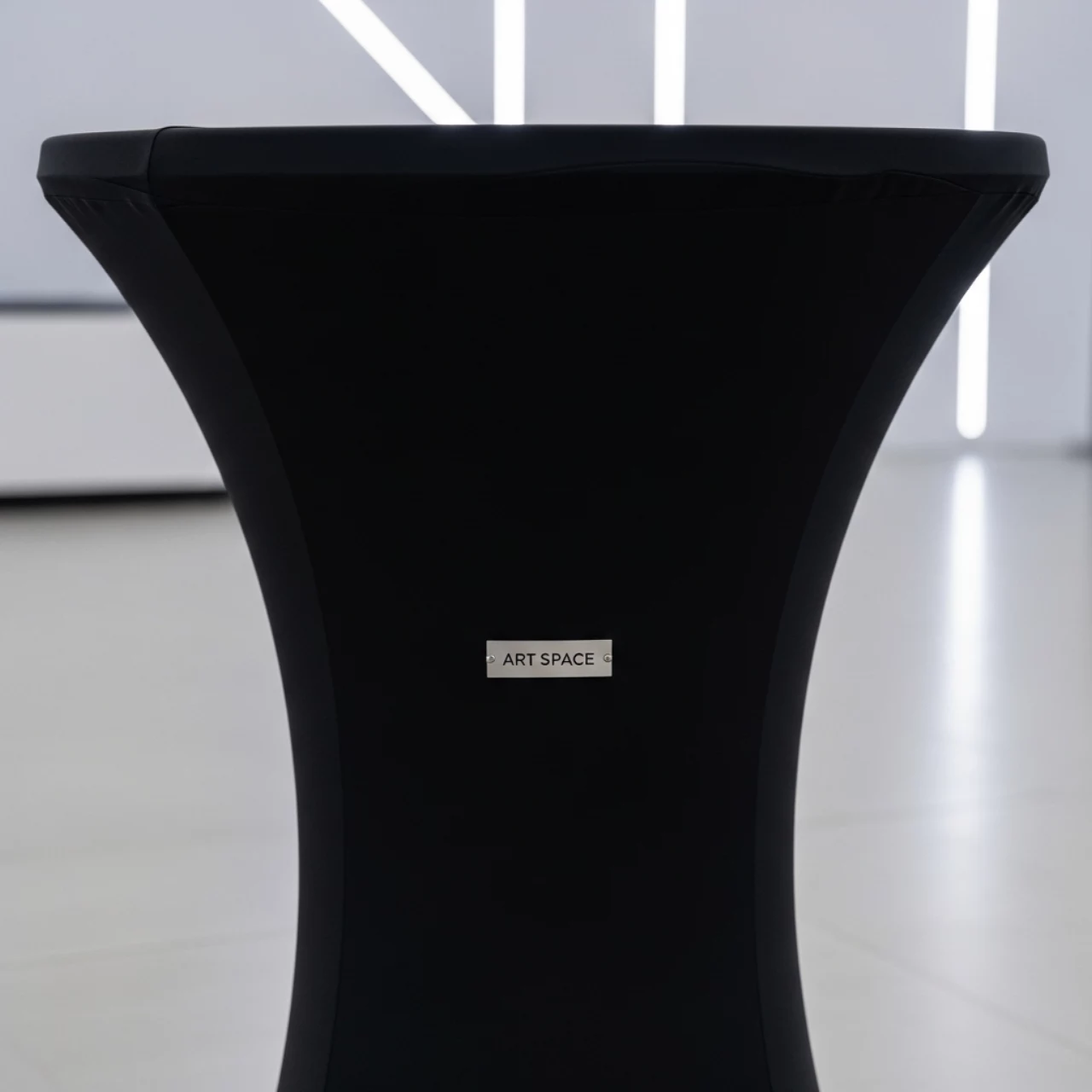 Аренда Чехол стрейч черный на коктейльный стол на Сочи Автодроме — ART SPACE