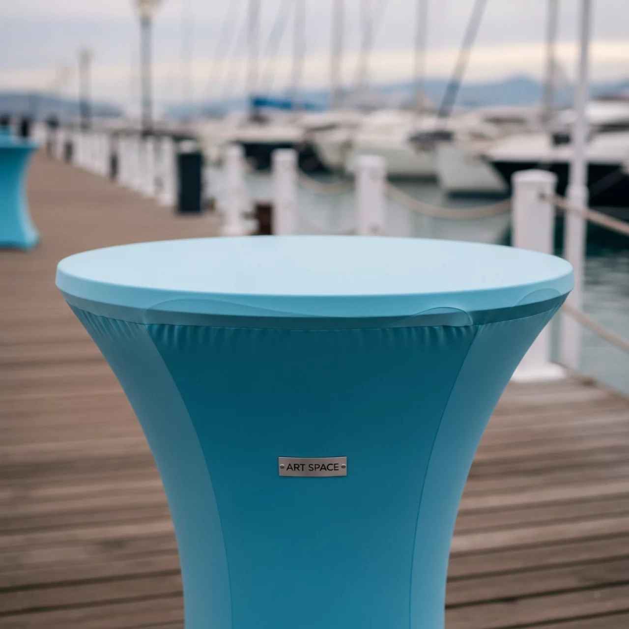 Аренда Чехол стрейч для коктейльного стола диаметр 78 см голубой на парусной регате (Сочи) — ART SPACE