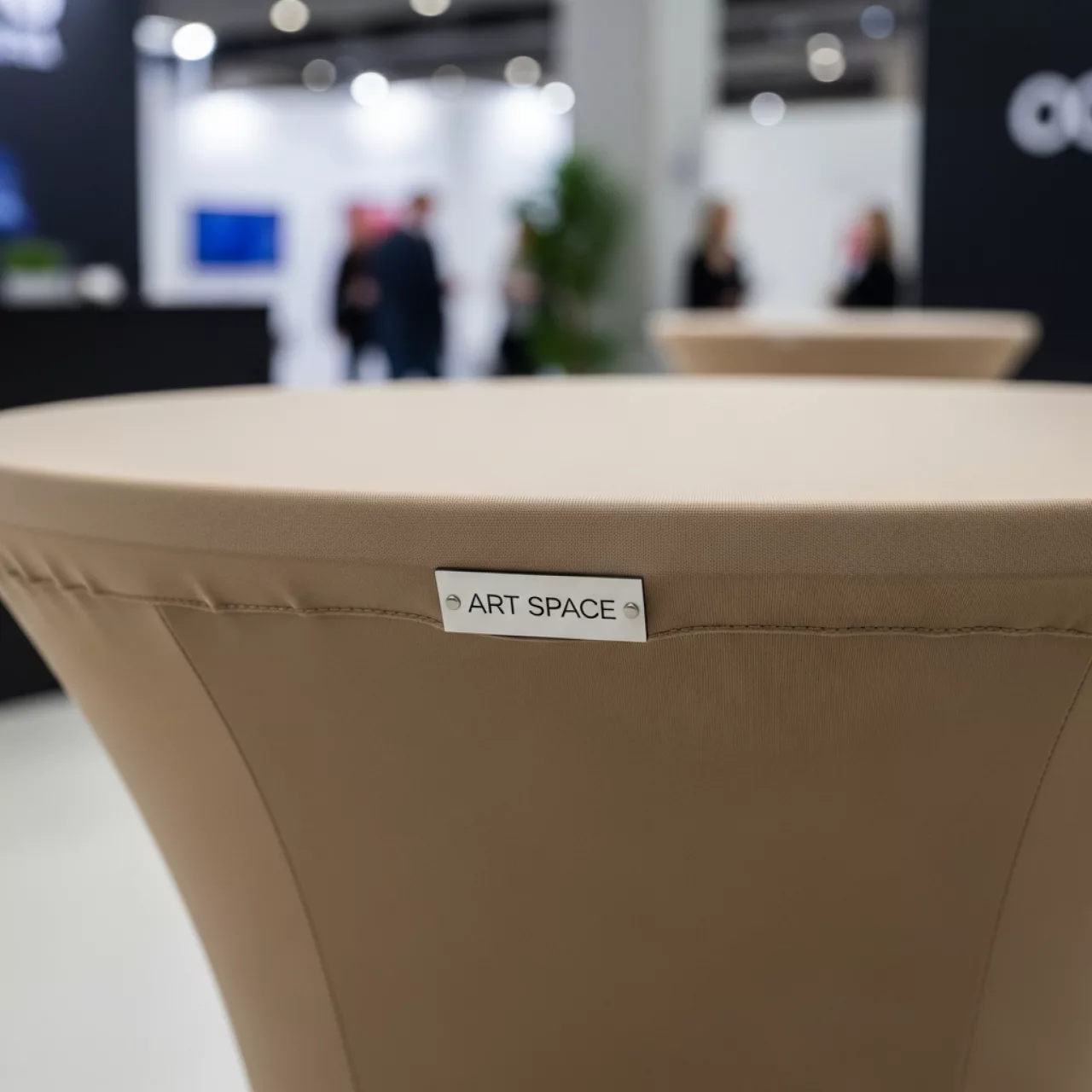 Аренда Чехол стрейч для коктейльного стола диаметром 78 см бежевый в комплексе «Дагомыс» — ART SPACE