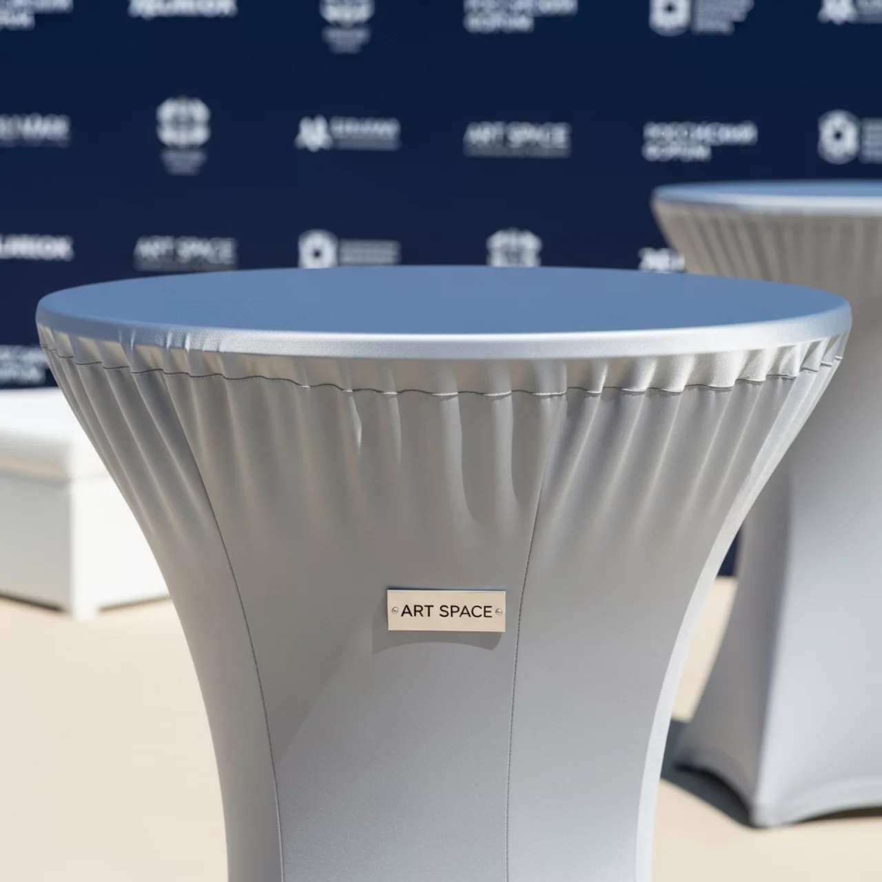 Аренда Чехол стрейч для коктейльного стола диаметром 78 см серебряный в пляжном клубе Del Mar — ART SPACE