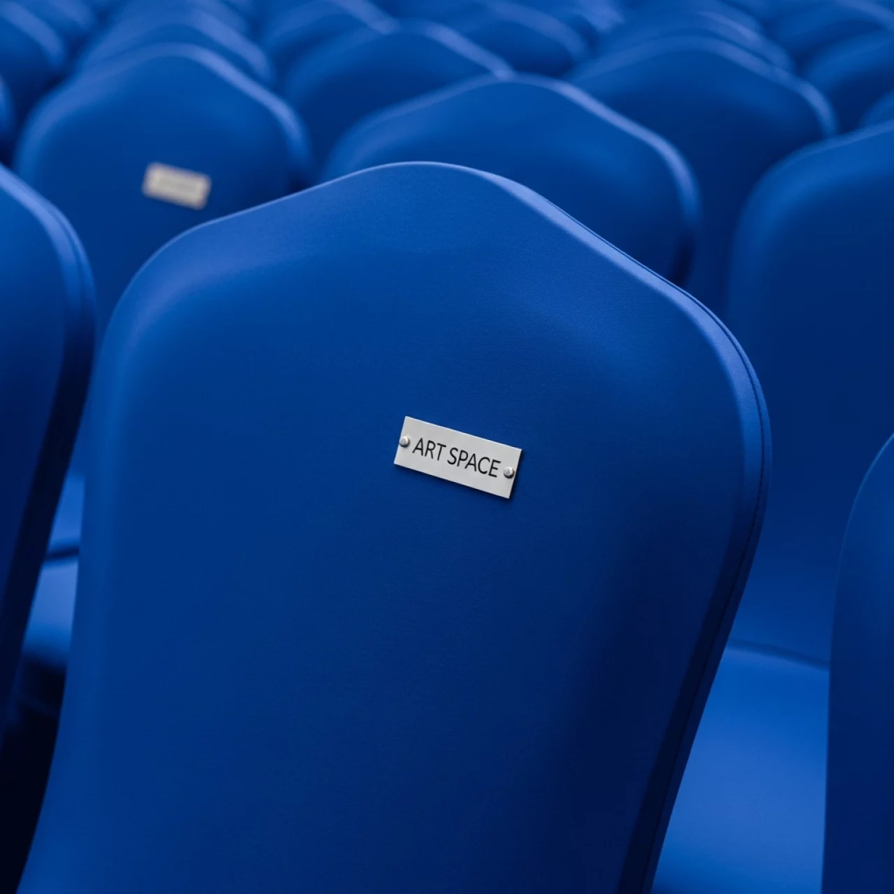 Аренда Чехол стрейч на стул синий Морпорт Сочи — ART SPACE