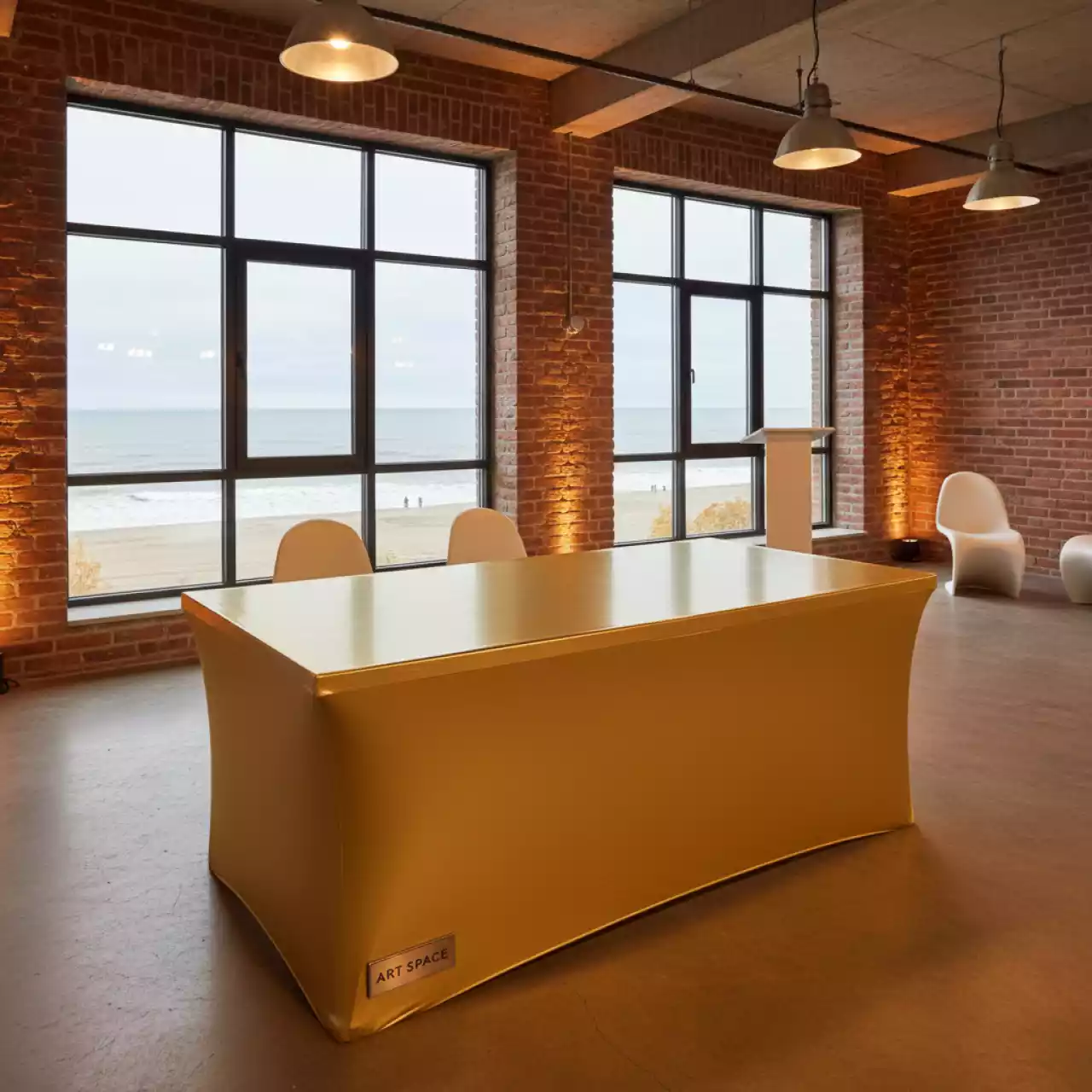 Аренда Чехол стрейч обтягивающий для прямоугольного стола золотой на пляже «Ривьера» — ART SPACE