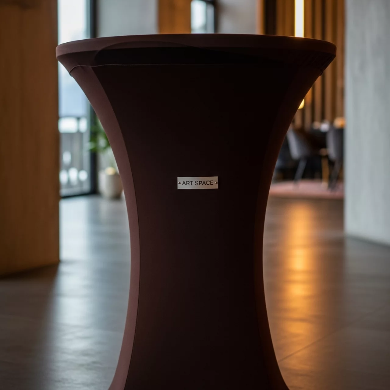 Аренда Чехол стрейч текстиль для коктейльного стола диаметр 78 см шоколадный в Поляна 1389 Отель и Спа — ART SPACE