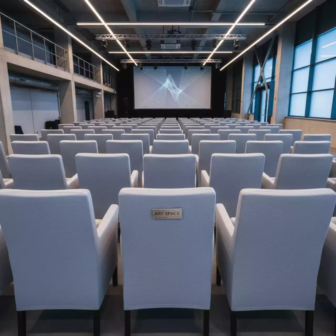 Аренда Чехол стрейч текстиль для стула серый в Ледовом дворце «Айсберг» — ART SPACE