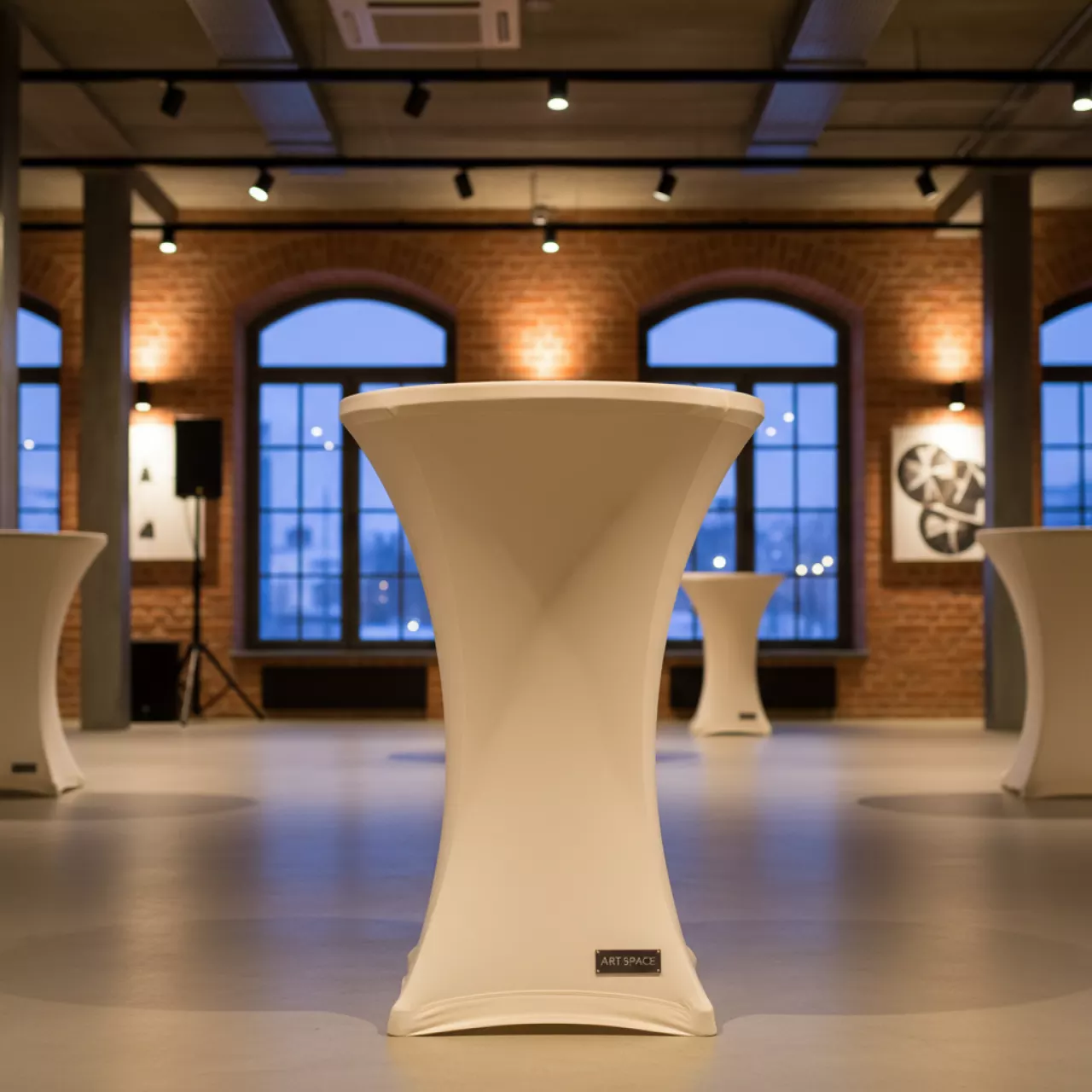 Аренда Чехол стрейч текстиль на коктейльный стол 110х70 ваниль в отеле «Богатырь» — ART SPACE