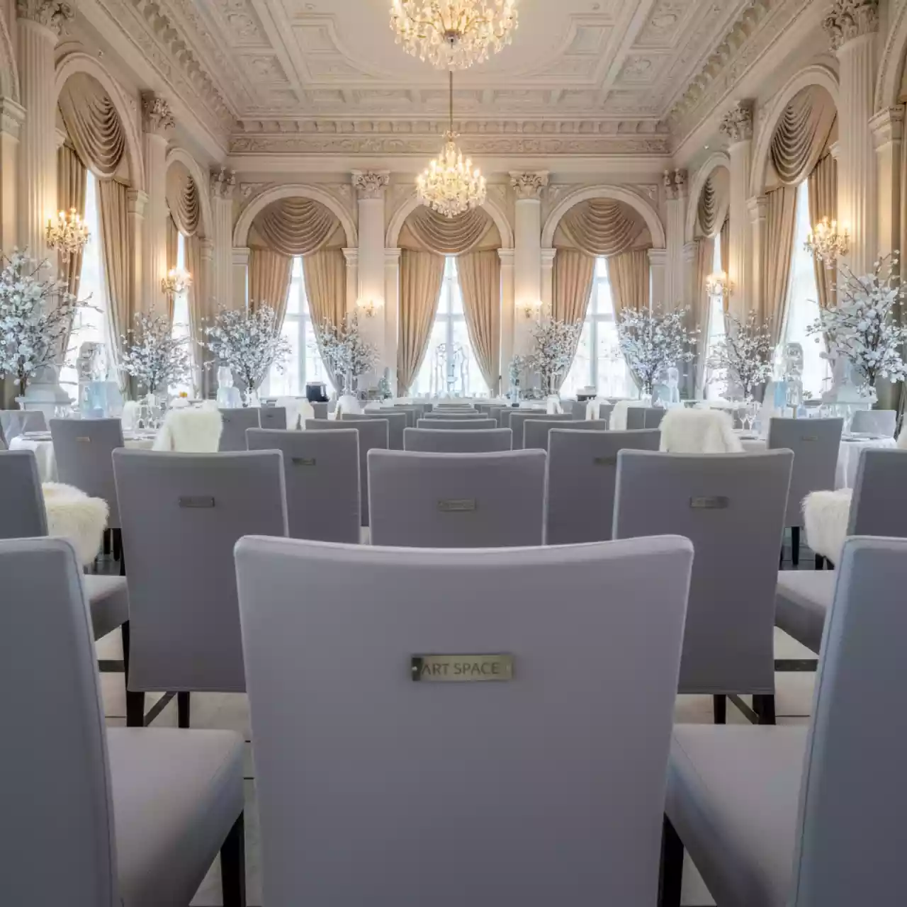 Аренда Чехол стрейч текстиль на стул светло серый в ресторане «Высота 5642» — ART SPACE