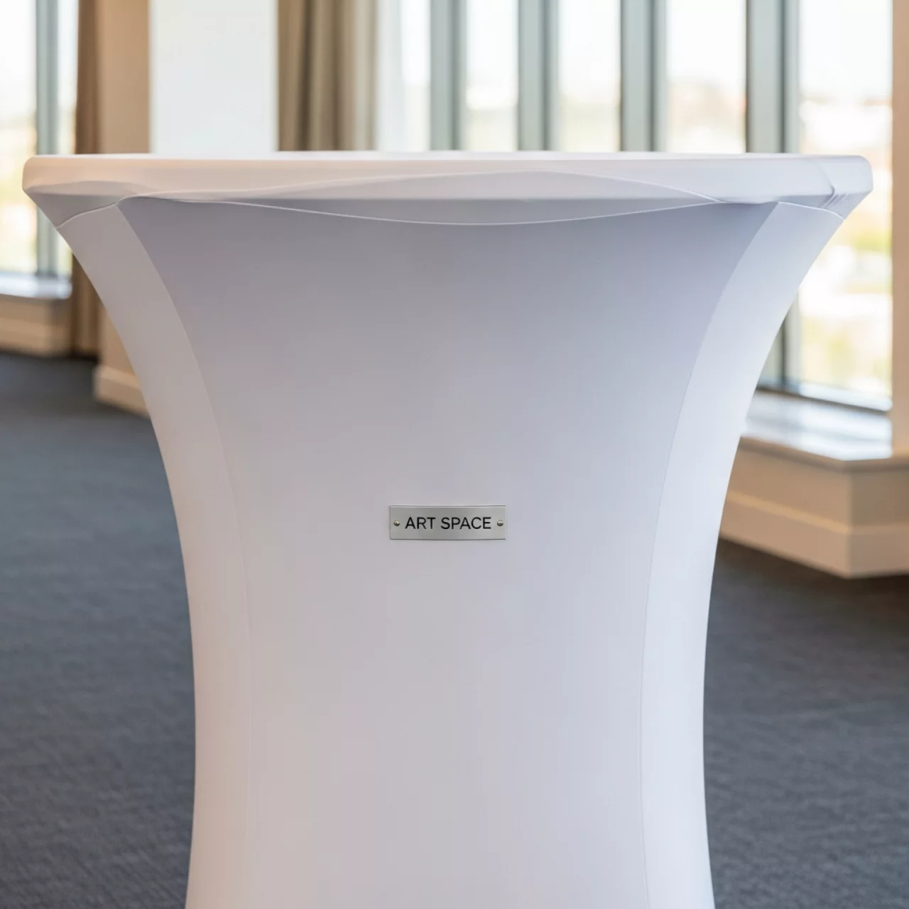 Аренда Чехол стрейчевый для прямоугольного стола 150х75 см белый в Novotel Resort — ART SPACE