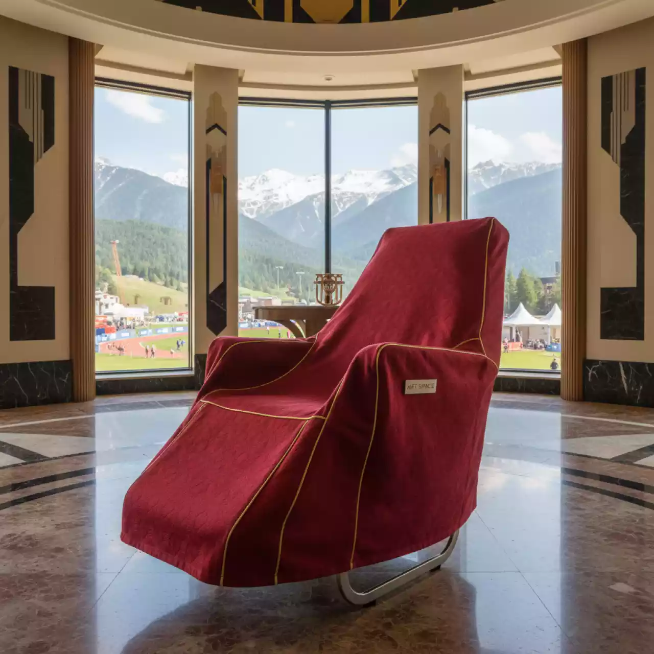Аренда Чехол транспортировочный на 1 стул красный в Golden Tulip Rosa Khutor — ART SPACE