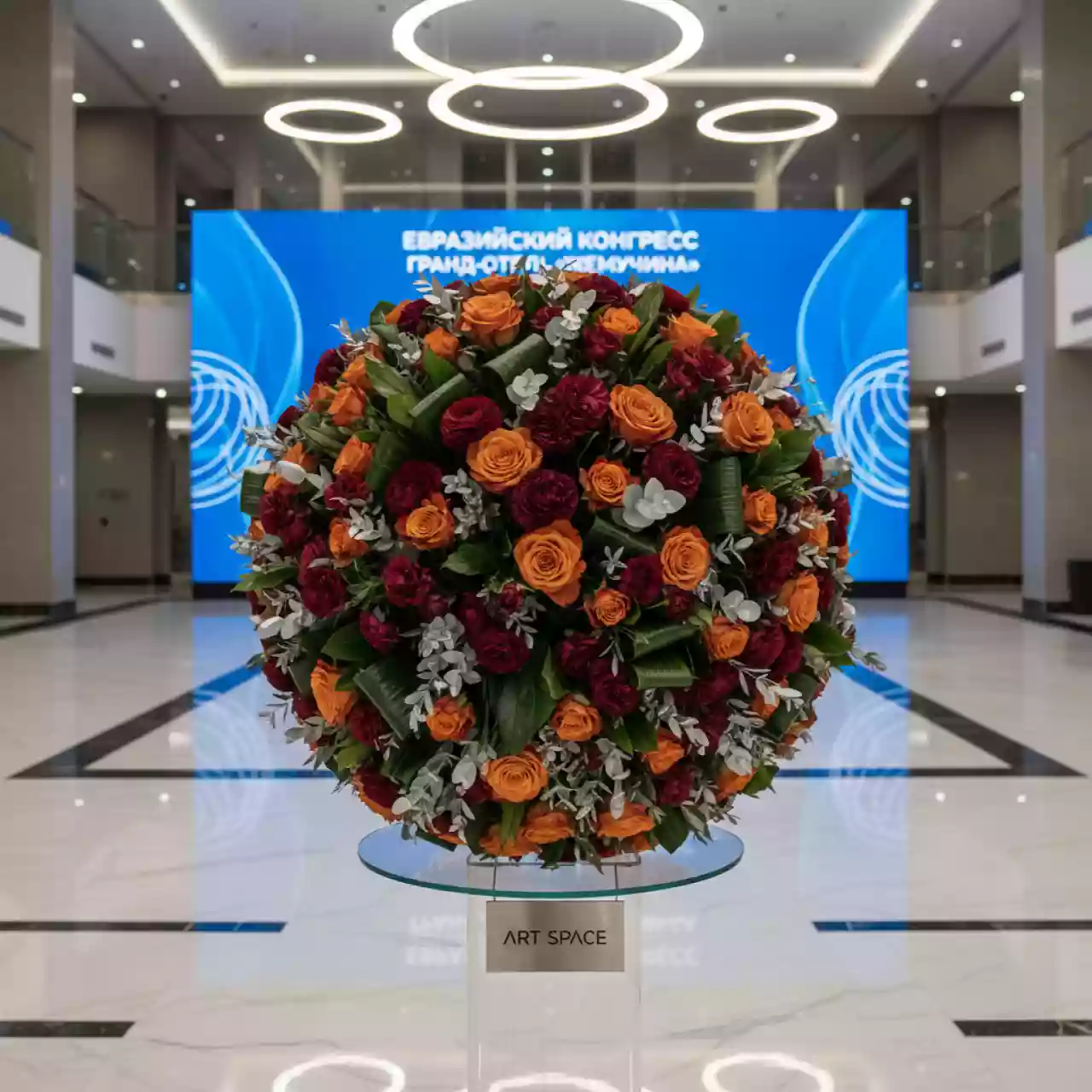 Аренда Цветочные композиции круглые с зеленью в гранд-отеле «Жемчужина» — ART SPACE
