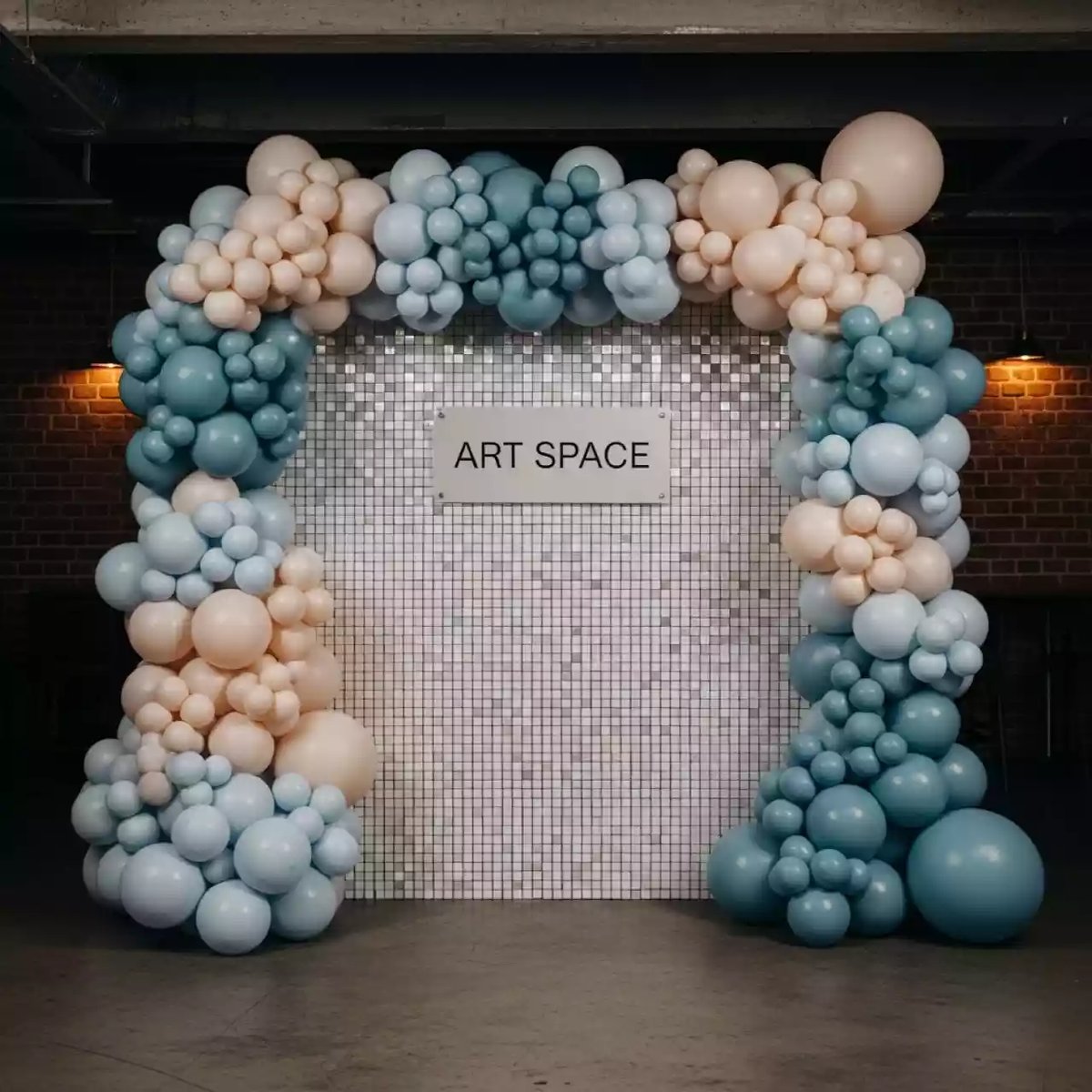 Аренда Декор фотозона белые пайетки с гирляндой из шаров в ресторане «Баран-Рапан» — ART SPACE