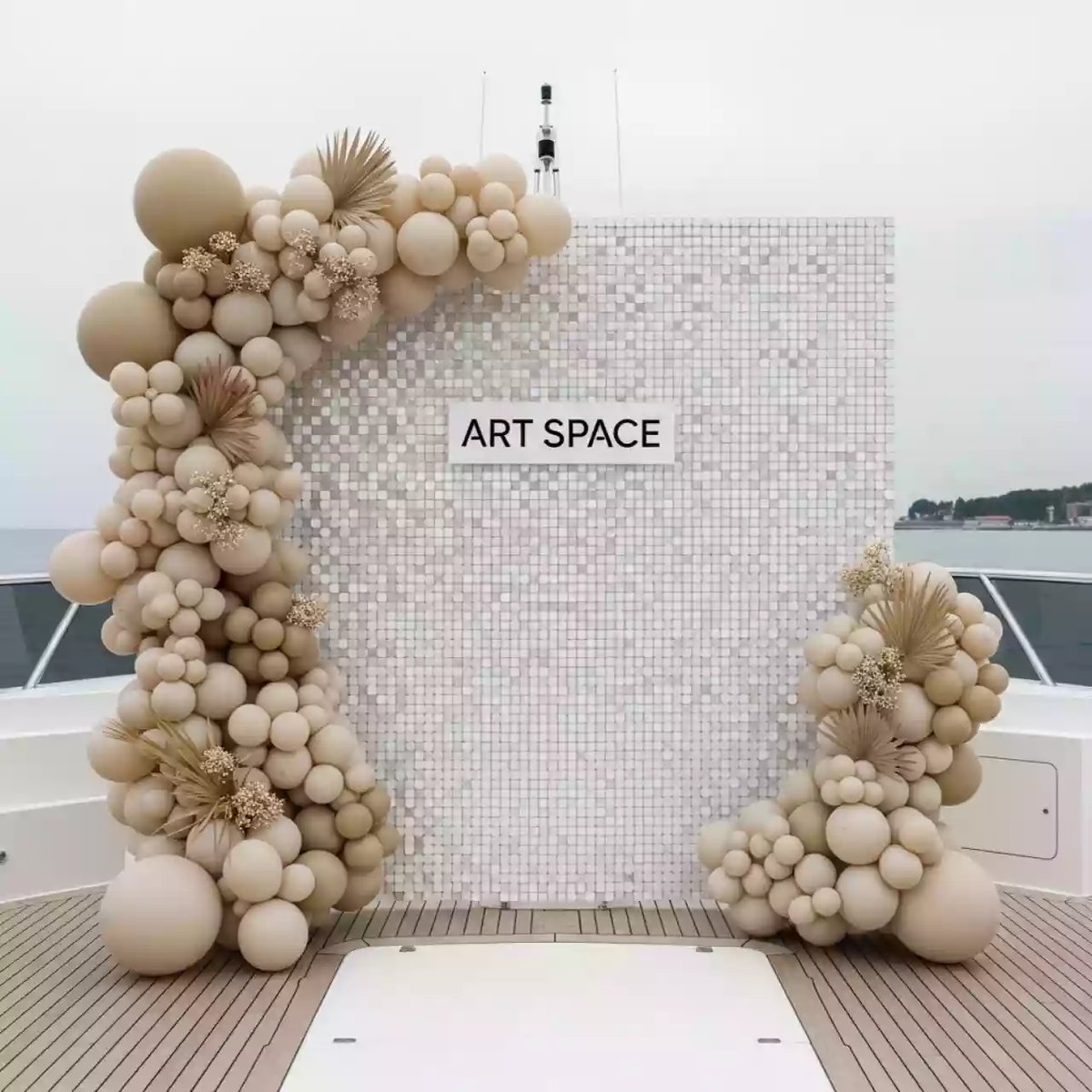 Аренда Декор фотозона из белых пайеток с гирляндой из шаров на VIP теплоходе (Морпорт Сочи) — ART SPACE