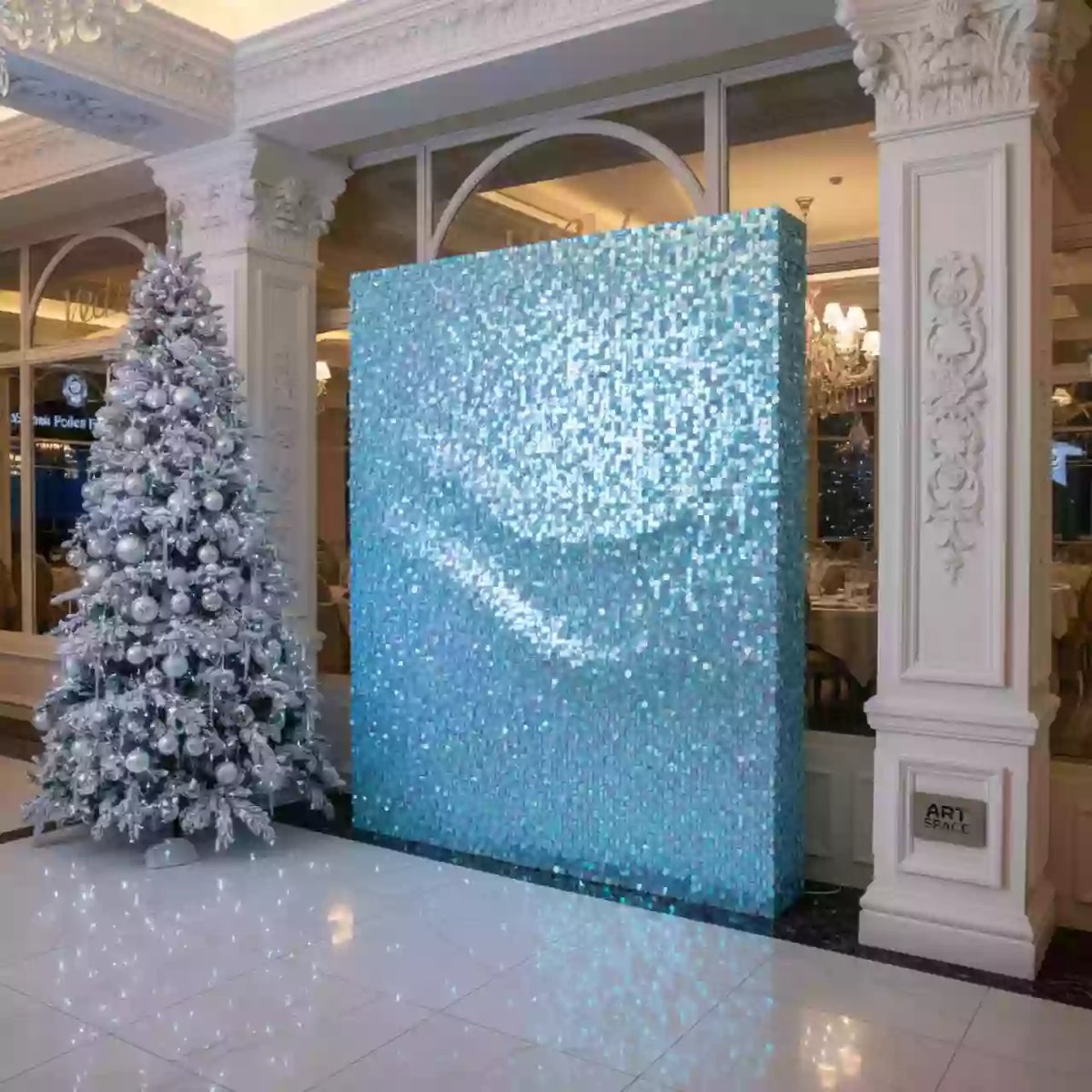 Аренда Декор фотозона из голубых пайеток с новогодним декором в ресторане «Voda» — ART SPACE