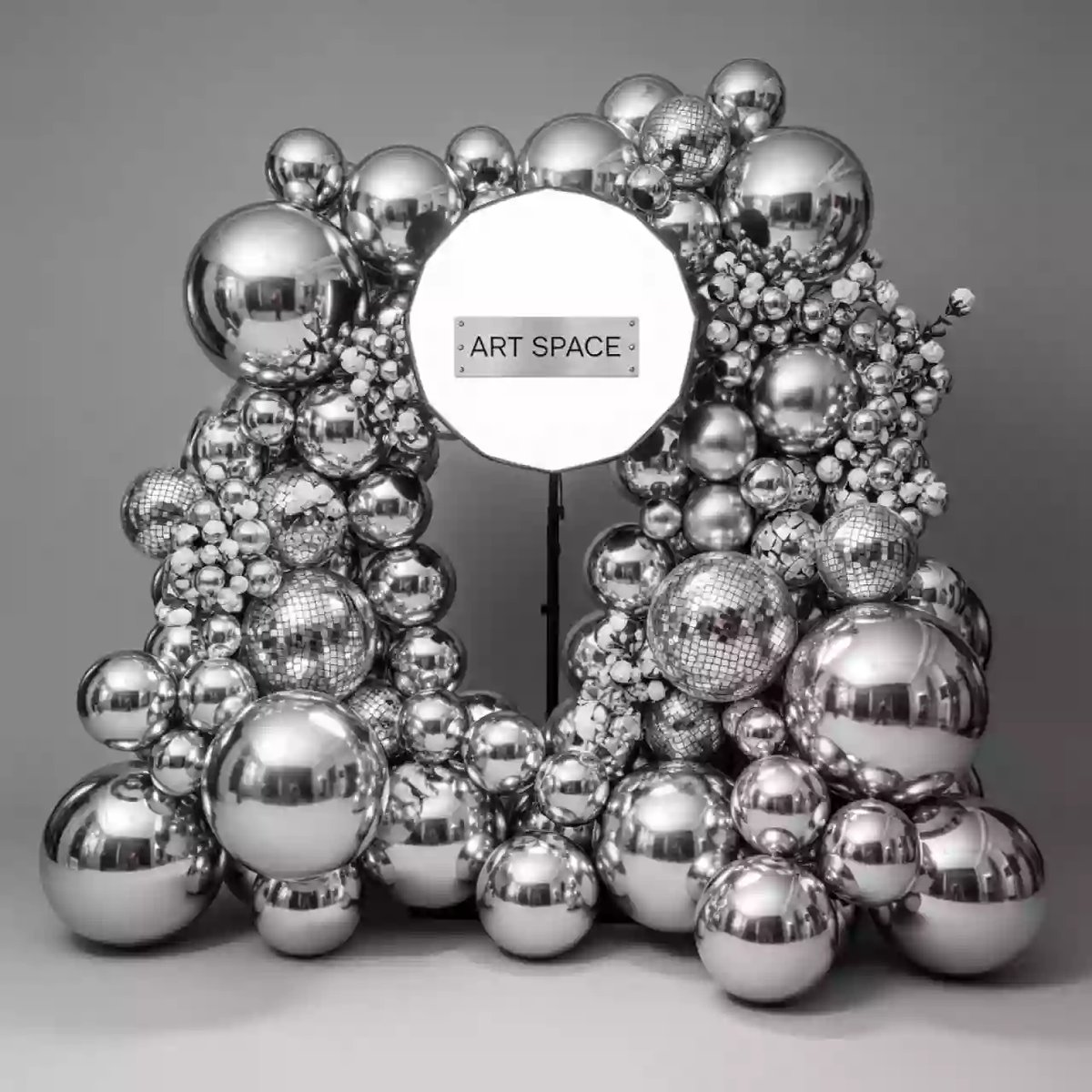 Аренда Декор фотозона из зеркальных шаров серебряная в пляжном клубе Del Mar — ART SPACE
