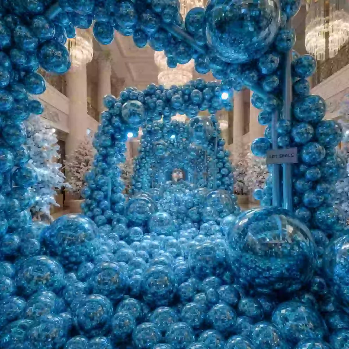 Аренда Декор фотозона из зеркальных шаров синяя в отеле «Богатырь» — ART SPACE