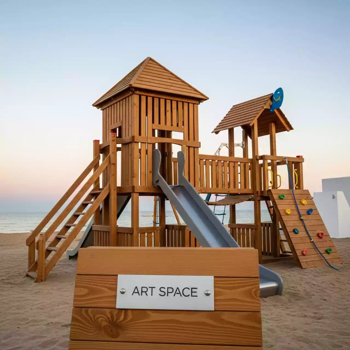 Аренда Детская игровая площадка Jungle Chalet Climb Module Xtra на пляже «Маяк» — ART SPACE