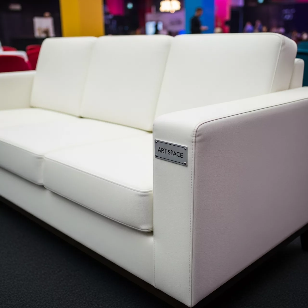 Аренда Диван белый трехместный Люкс кожзам в ресторане «Brunello» — ART SPACE