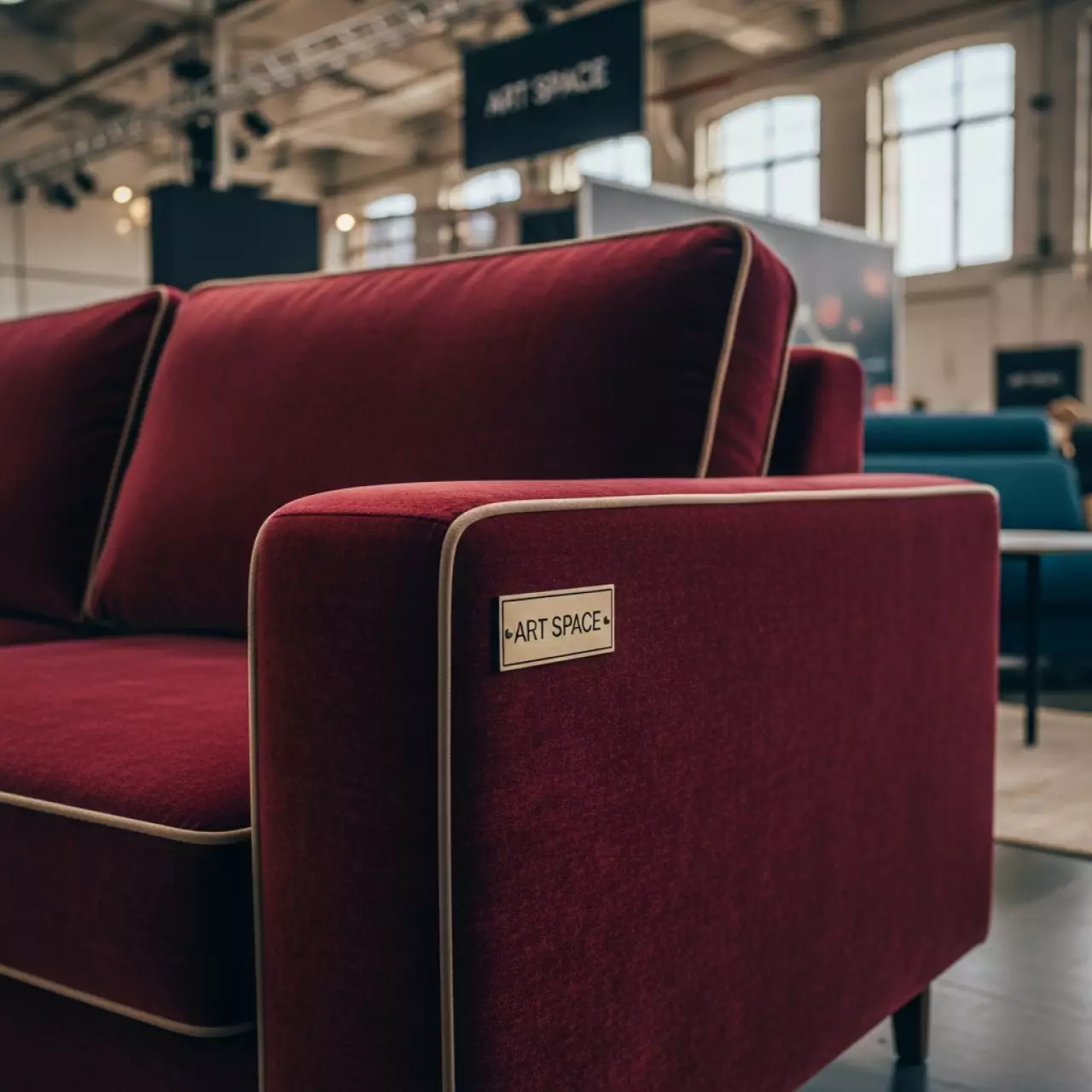 Аренда Диван бордовый с бежевым кантом Хелиа в Сочи Парк Отеле — ART SPACE