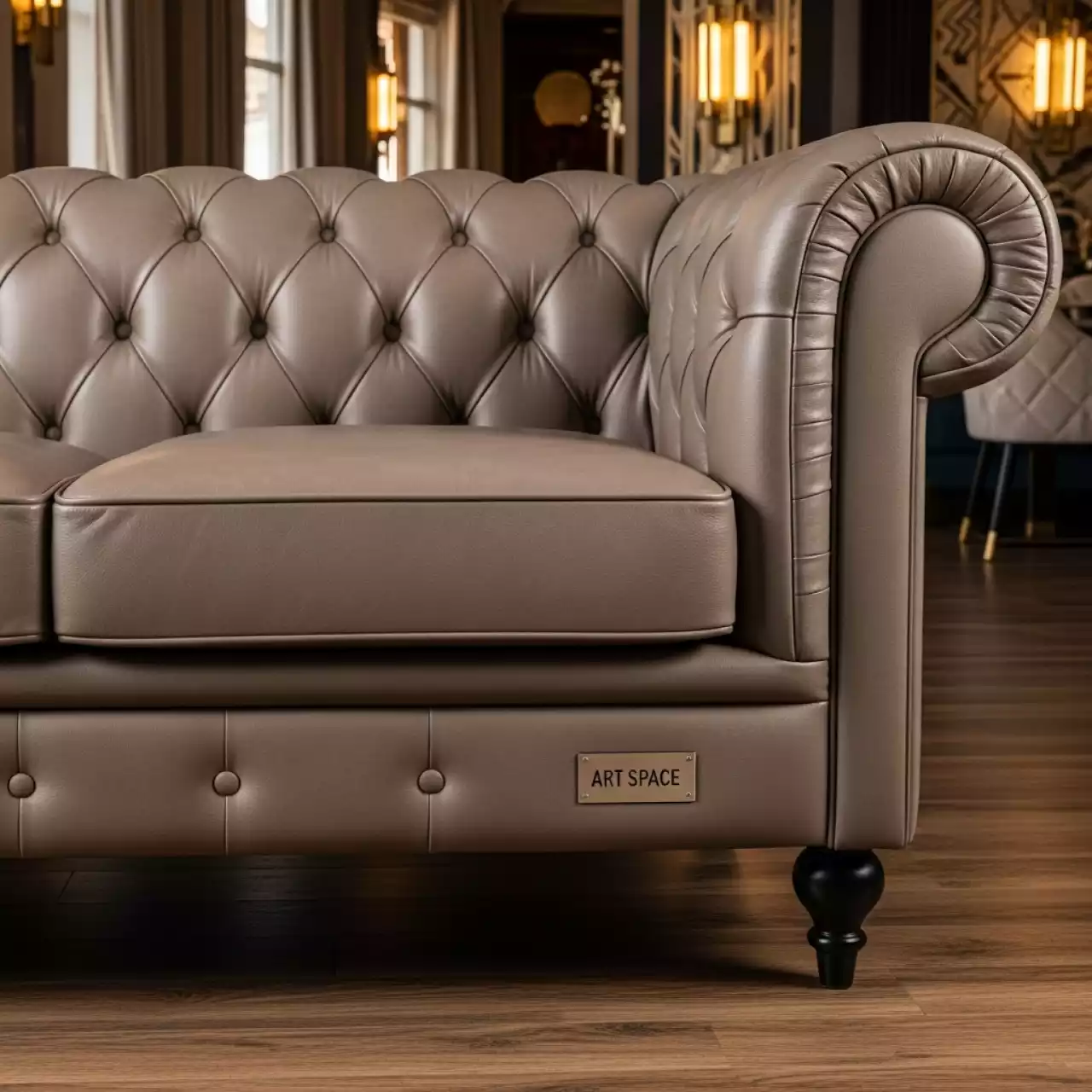 Аренда Диван Честерфилд экокожа Domus taupe ножки бук морилка черная в ресторане «Sanremo» — ART SPACE