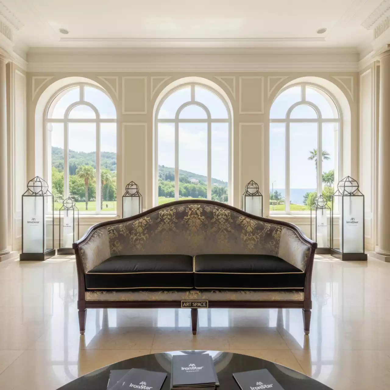 Аренда Диван двухместный andrian grey и black в Imeretinskiy Hotel — ART SPACE