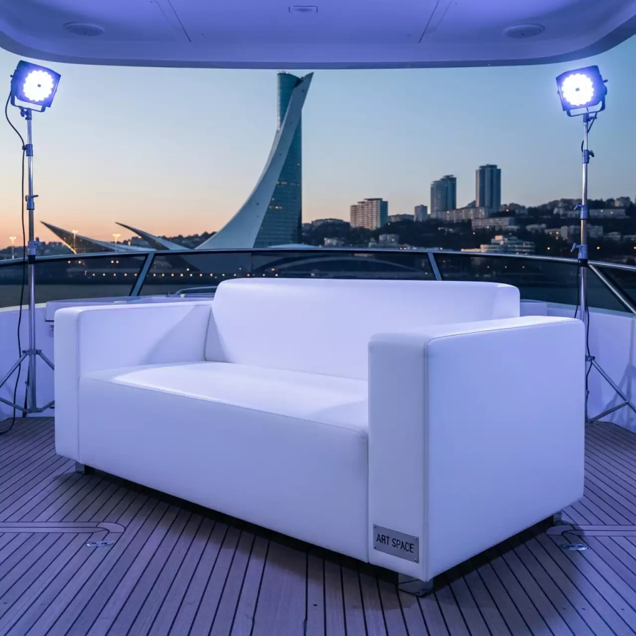 Аренда Диван двухместный белый Cube из экокожи на VIP теплоходе (Морпорт Сочи) — ART SPACE