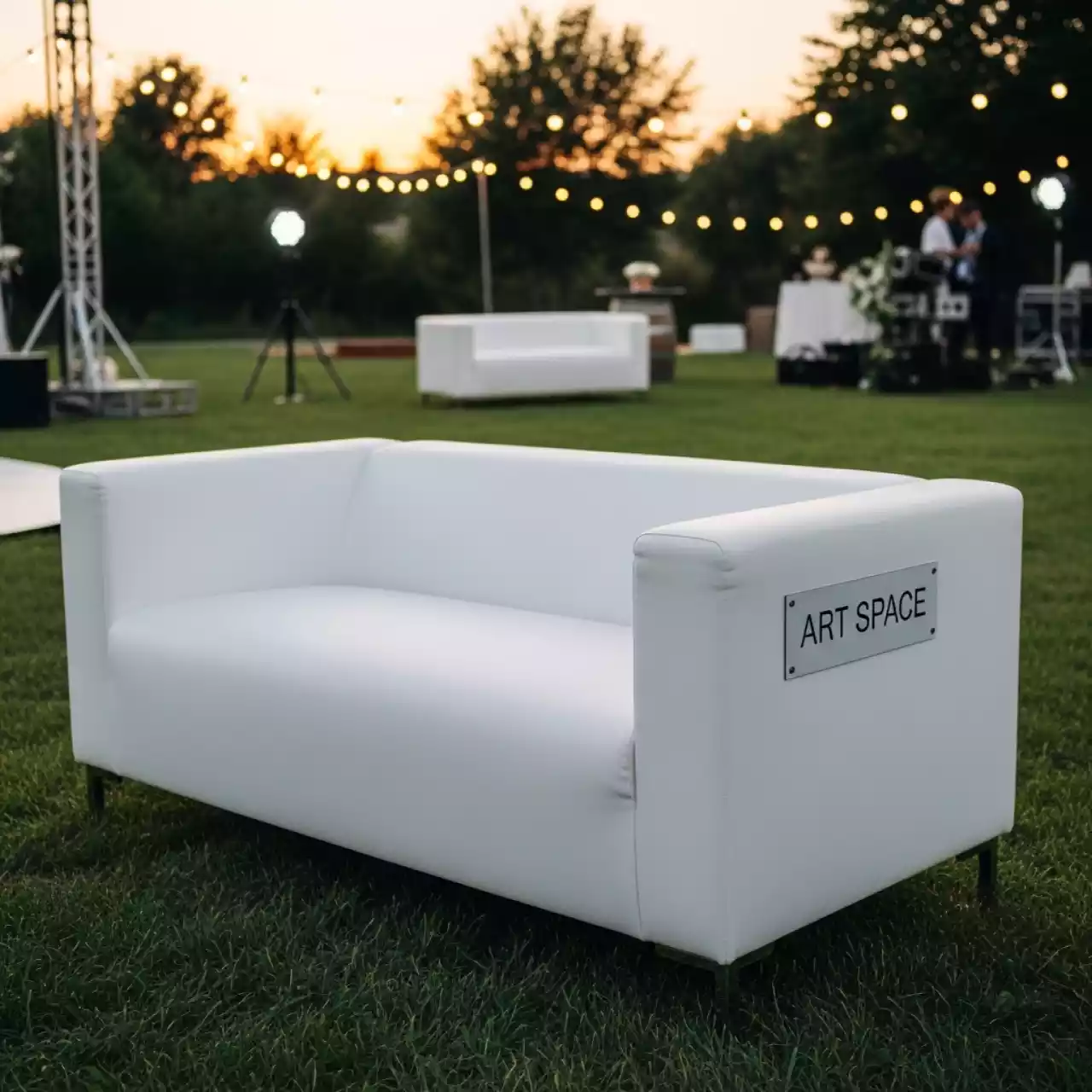 Аренда Диван двухместный Erwin white в Гранд Отель Поляна — ART SPACE