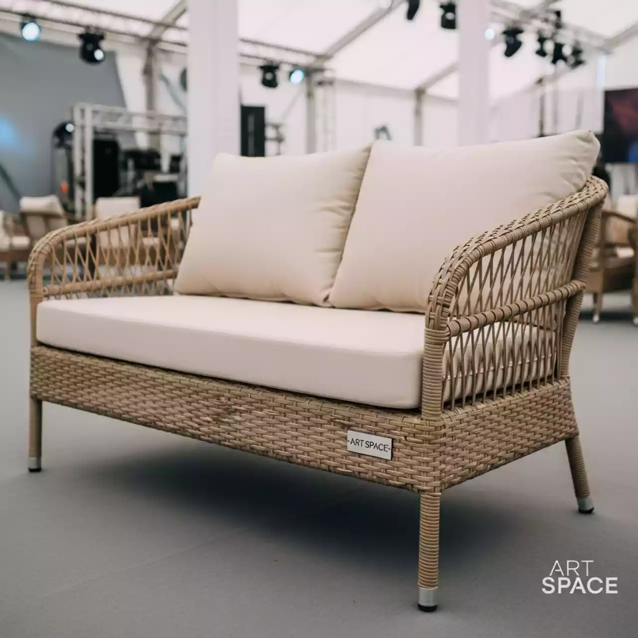Аренда Диван двухместный из искусственного ротанга ЛАТТЕ бежевый в ОКЦ «Галактика» — ART SPACE