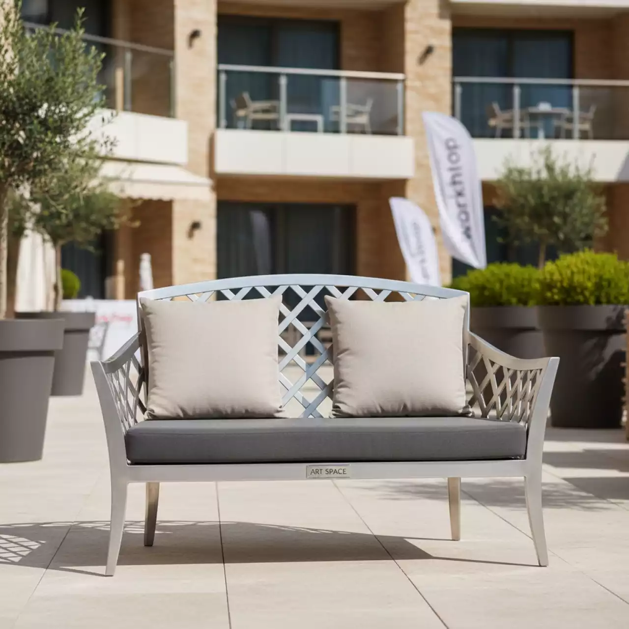 Аренда Диван двухместный из литого алюминия в Courtyard by Marriott Sochi — ART SPACE