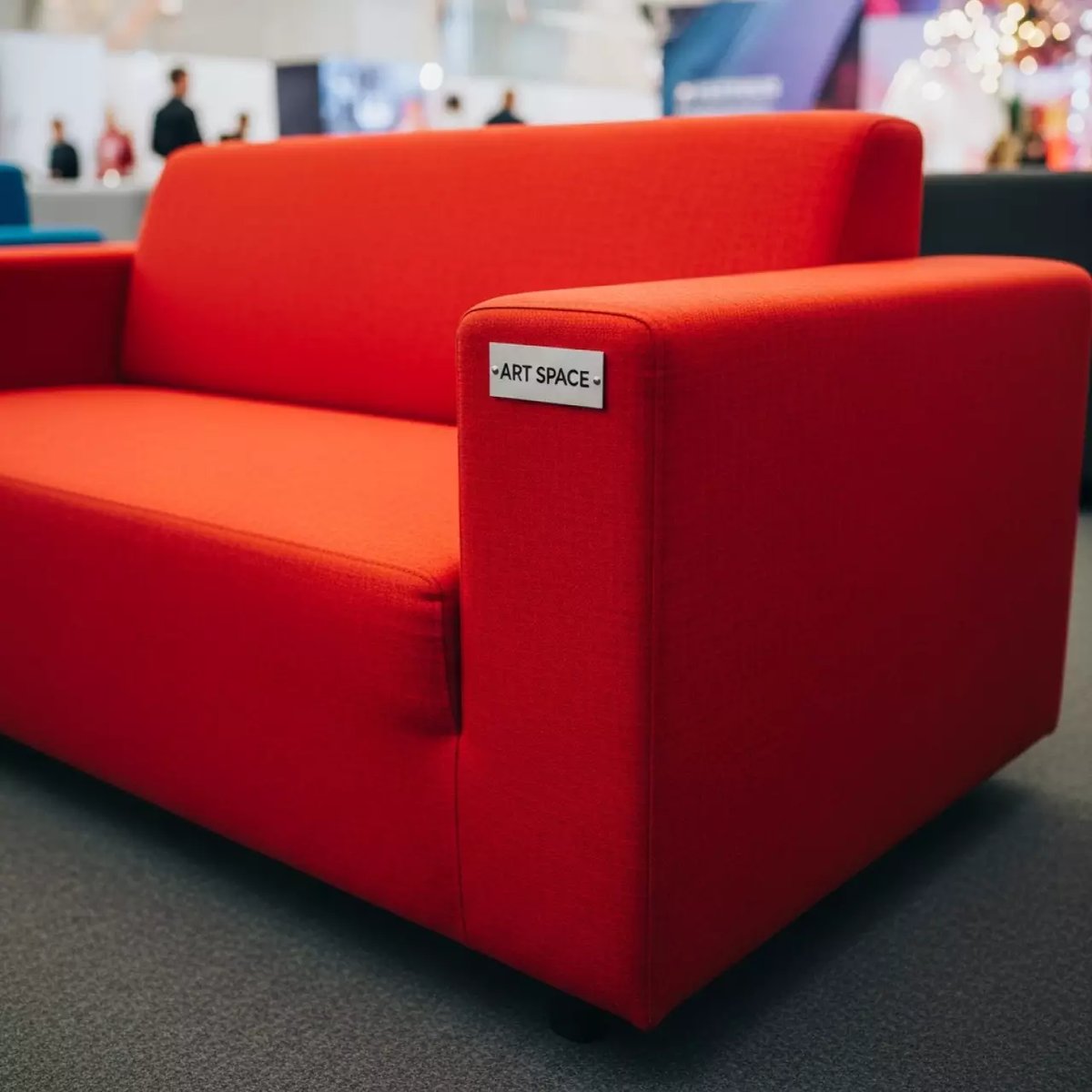 Аренда Диван двухместный красный Cube в ледовом дворце «Роза Хутор» — ART SPACE