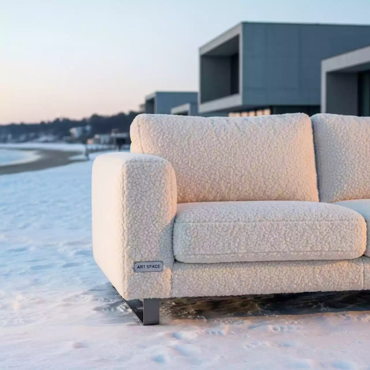 Аренда Диван двухместный кремовый искусственный каракуль на пляже «Ривьера» — ART SPACE