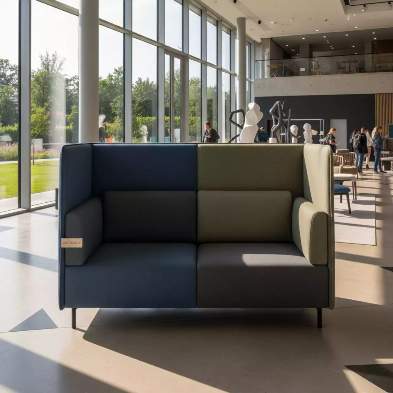 Аренда Диван двухместный мягкий Buddy Hub с перегородкой в Radisson Collection Paradise — ART SPACE