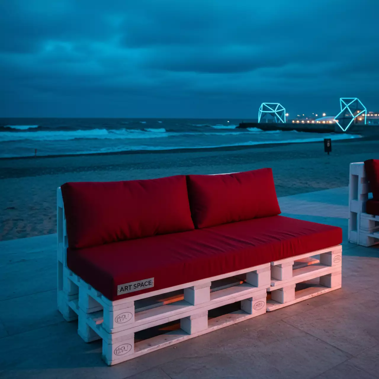Аренда Диван из белых паллет красный на пляже «Ривьера» — ART SPACE