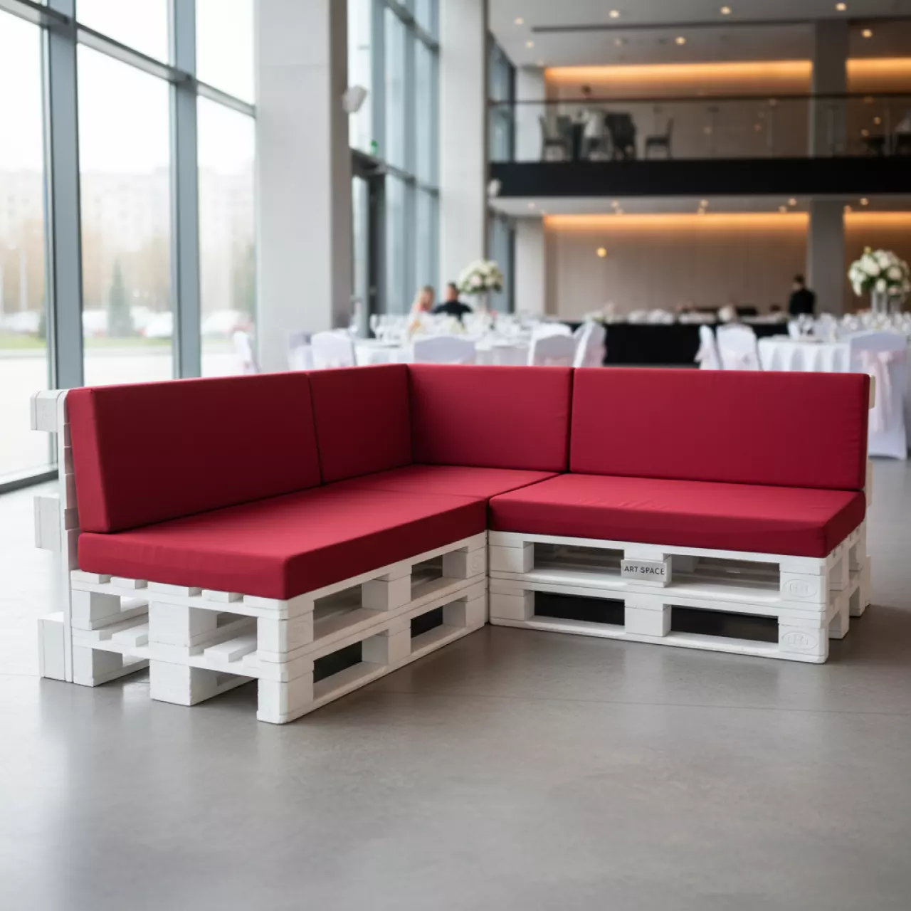 Аренда Диван из белых паллет угловой сегмент красный в МФК «Горный» — ART SPACE