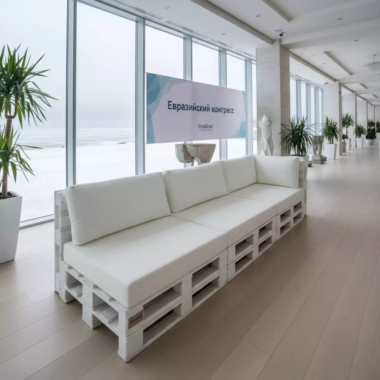 Аренда Диван из белых паллет угловой сегмент в пляжном комплексе VinoGrad — ART SPACE