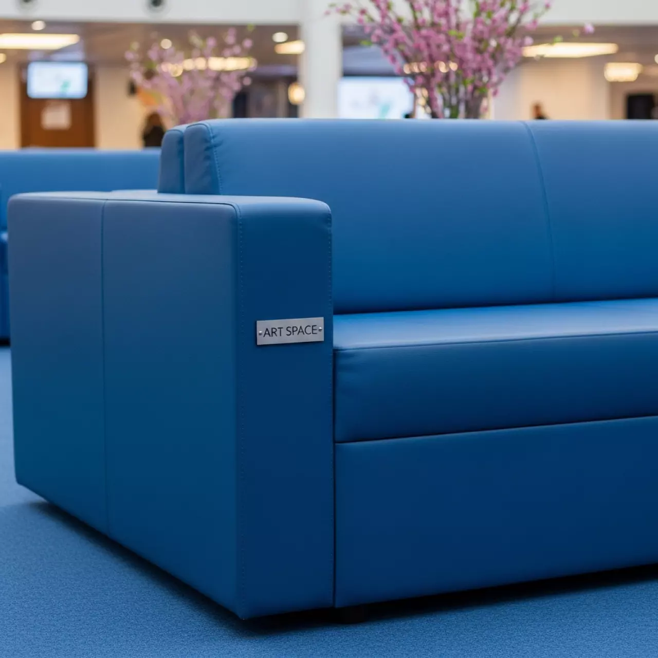 Аренда Диван из экокожи синий Cube на теплоходе «Дагомыс» — ART SPACE