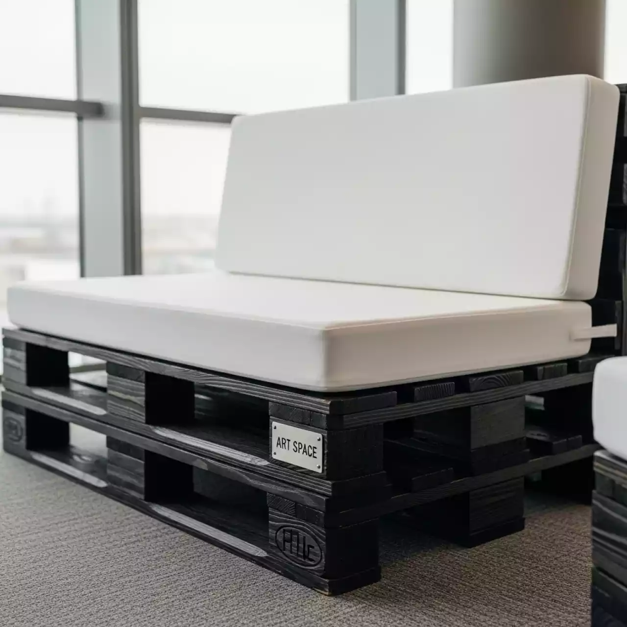 Аренда Диван из обожженных паллет двухместный с белой подушкой в Panorama by Mercure — ART SPACE