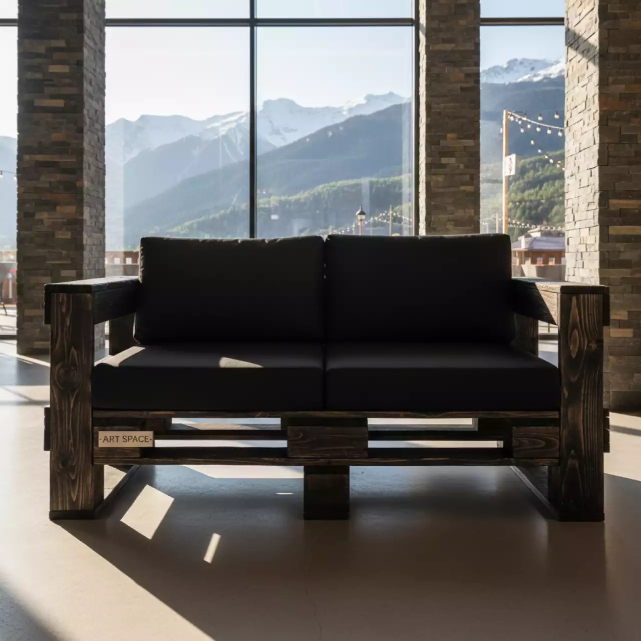Аренда Диван из обожженных паллет двухместный с черной подушкой в Rixos Krasnaya Polyana — ART SPACE