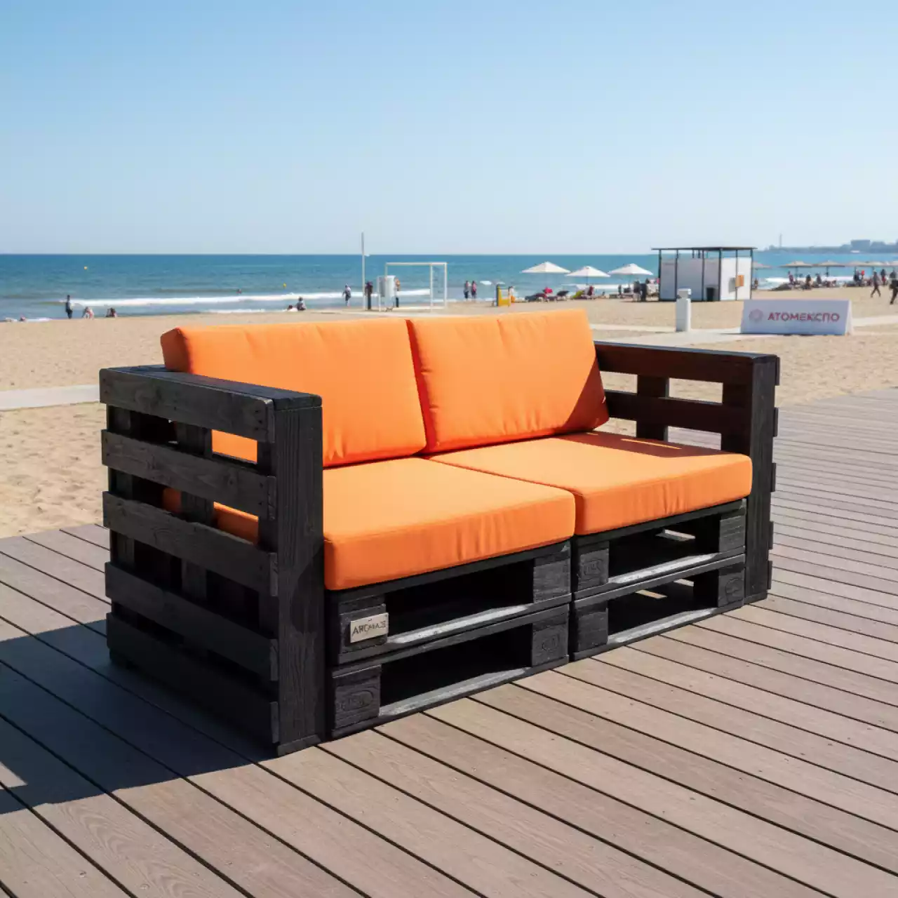 Аренда Диван из обожженных паллет двухместный с оранжевой подушкой на пляже «Ривьера» — ART SPACE